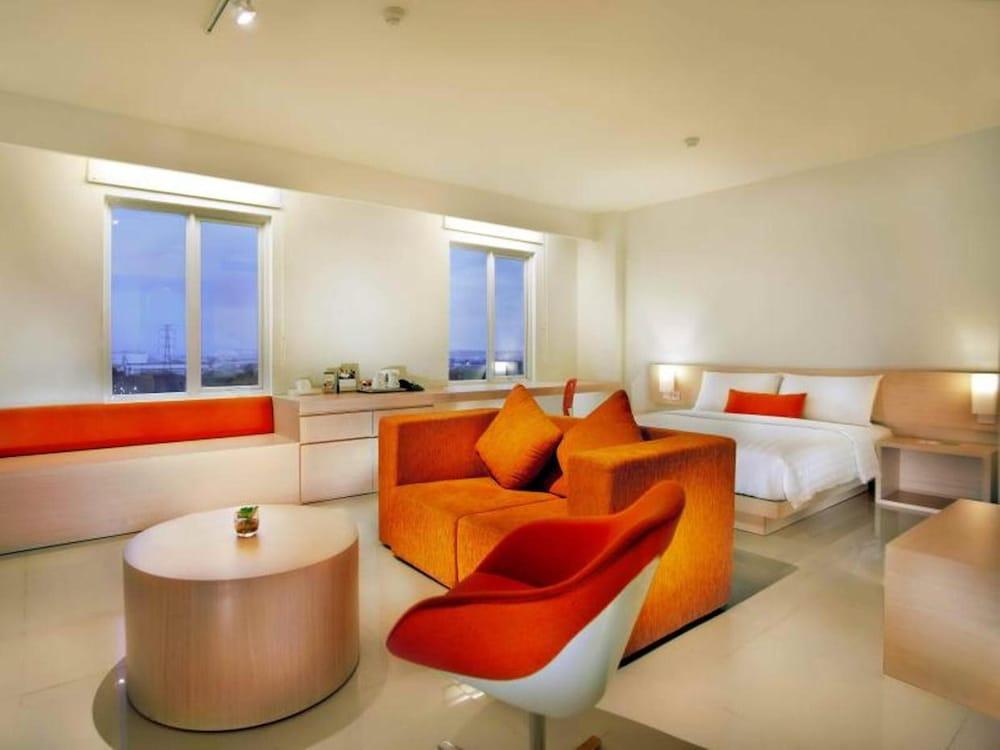 Zuri Express Lippo Cikarang Hotel Bekasi Buitenkant foto