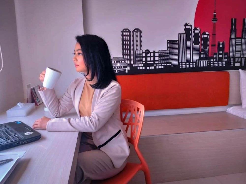 Zuri Express Lippo Cikarang Hotel Bekasi Buitenkant foto