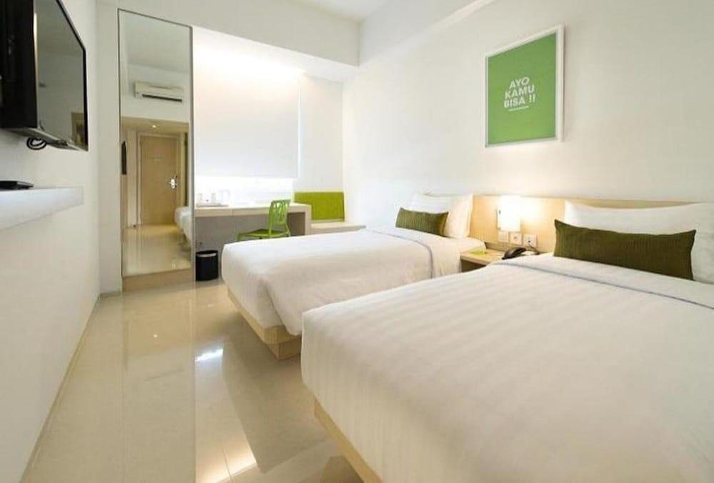 Zuri Express Lippo Cikarang Hotel Bekasi Buitenkant foto