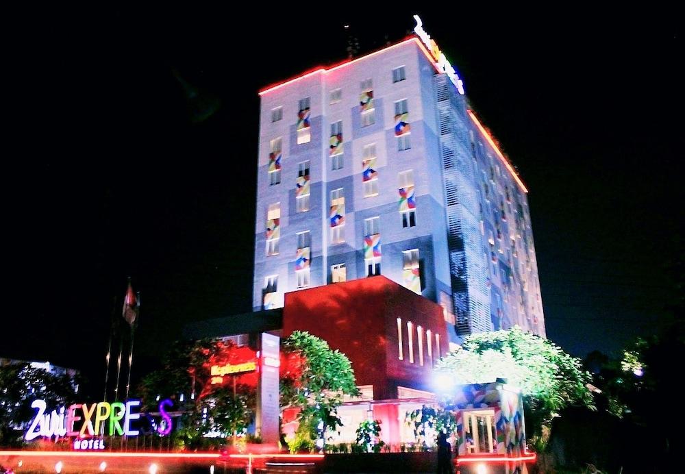 Zuri Express Lippo Cikarang Hotel Bekasi Buitenkant foto